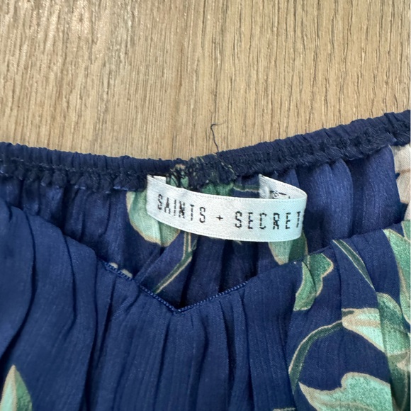 Saints and secrets tie back crop small - Picture 2 of 3